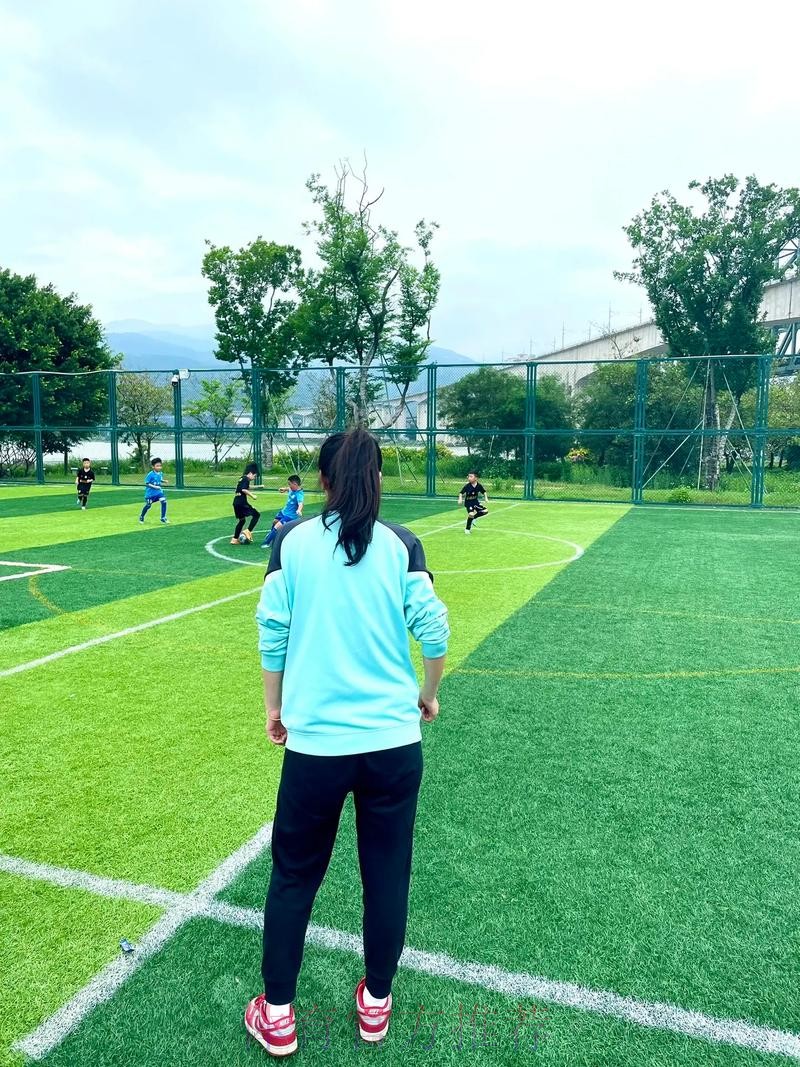 小小足球,带她跑进一个“新世界” 小小足球,带她跑进一个“新世界”